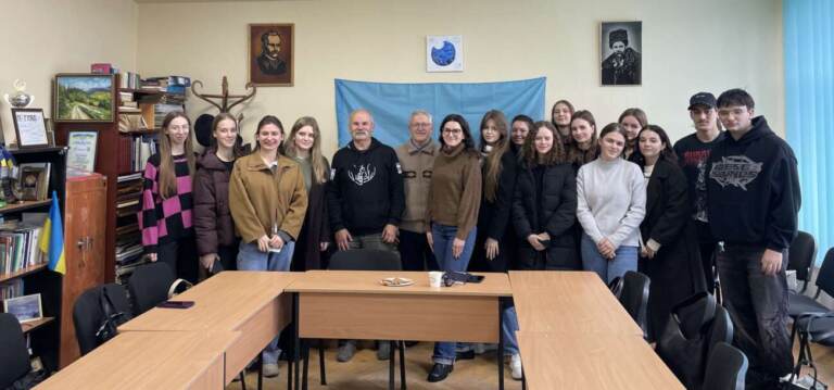 На фото зображені студенти та викладачі віділення журналістики з редактором Осипом Лободою