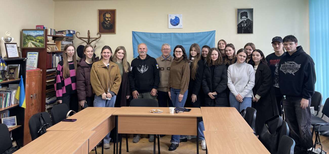 На фото зображені студенти та викладачі віділення журналістики з редактором Осипом Лободою